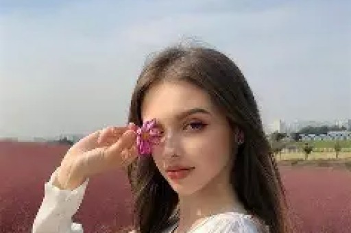 天价穿搭引全网哗然！梅根单品溢价离谱带货人设彻底翻车遭全网质疑